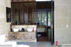 Villa: "välipeldiku" katuse all on duššinurk ja kraanikausid 